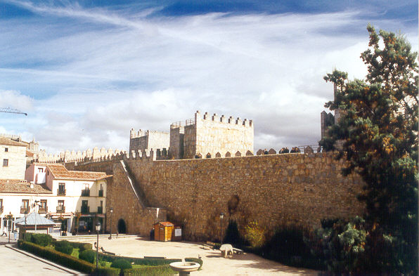 Nacho and Rachel on the walls of Avila.