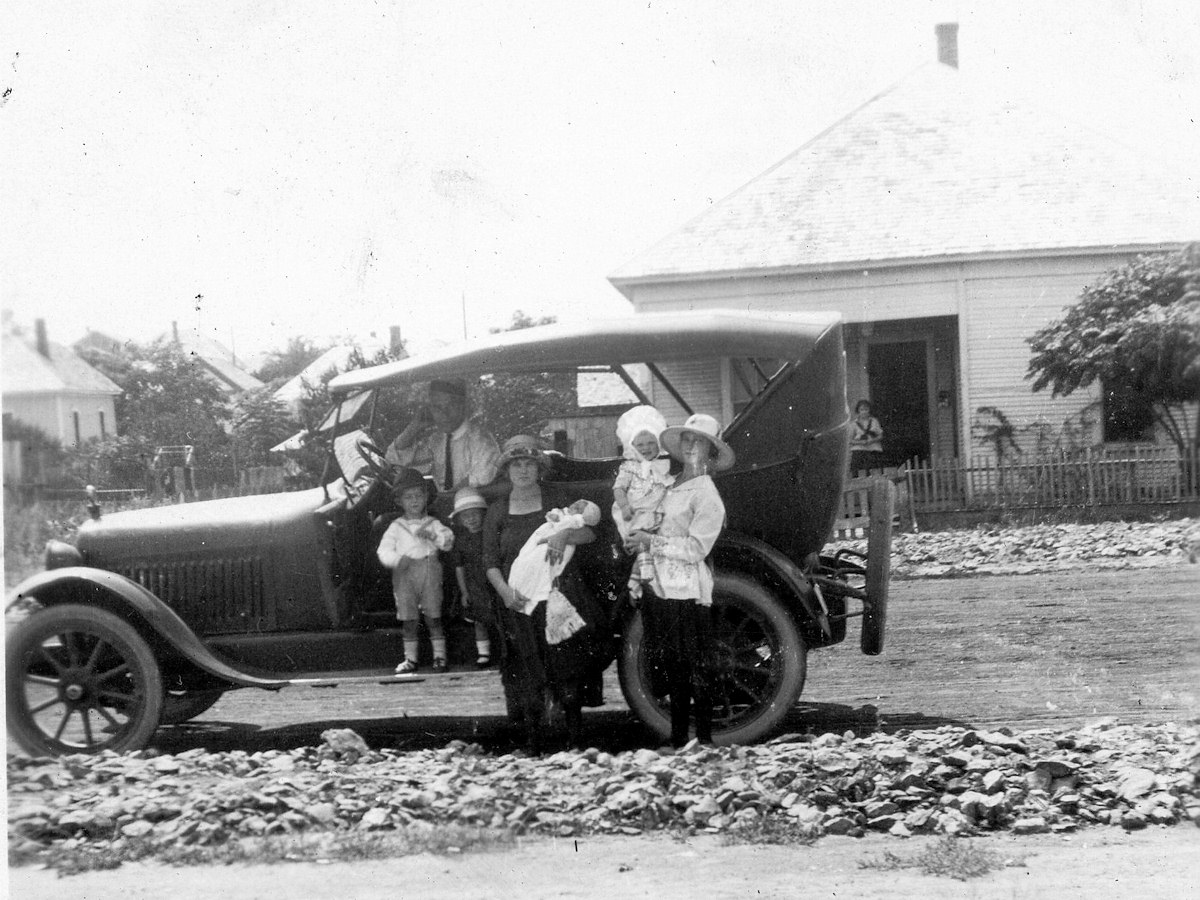 Texas? Family by their car.